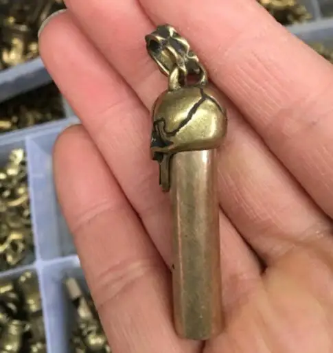 Леопардовые животные ходьба в Китае черепная подвеска открытый свисток