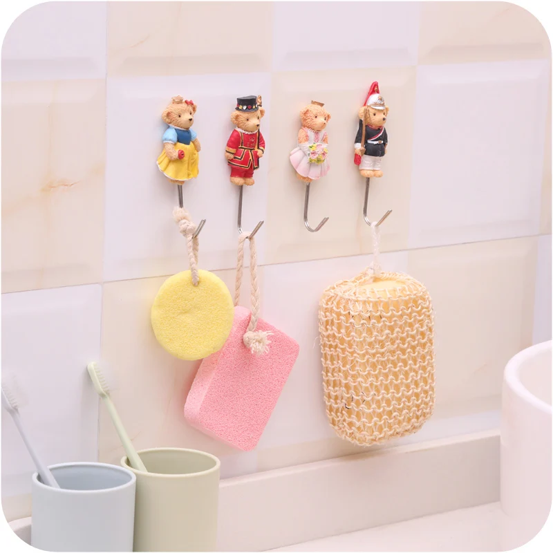 Настенные наклейки в виде мультяшного английского медведя на стену после крючка