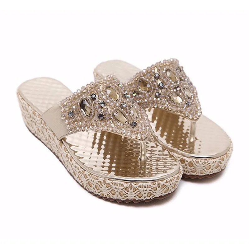 Женские шлепанцы на танкетке модные сандалии золотого цвета со стразами лето