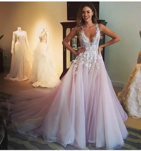 

2021 Fashionable deep V Sexy Long a line Prom Dress With Flower Beaded Tulle Backless Evening Gown Pageant Gown Robe de Soiree