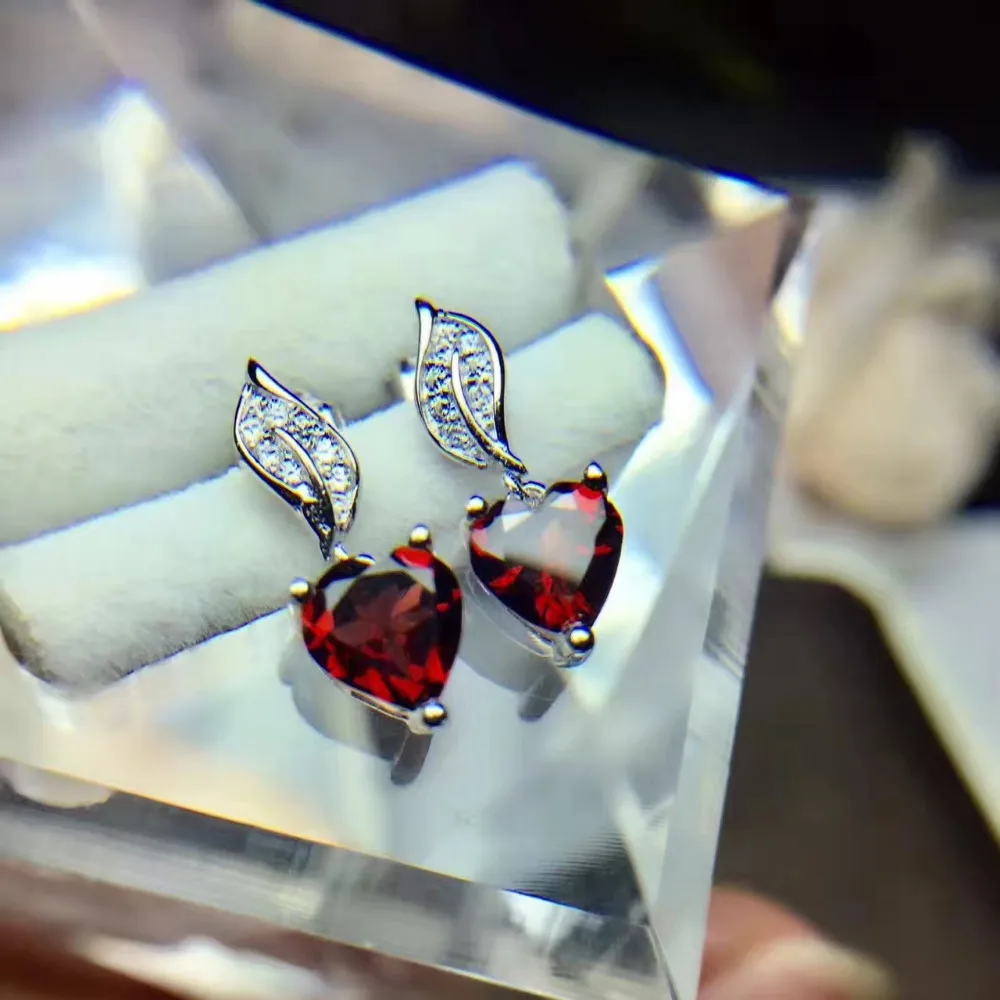 Серьги-гвоздики с натуральным красным гранатом серебро 925 пробы серьги