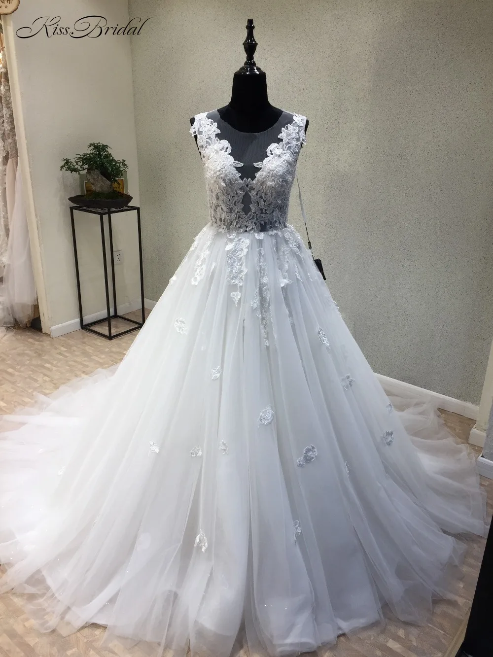 

Новое фантастическое длинное свадебное платье 2018 с О-образным вырезом без рукавов трапециевидной формы с длинным шлейфом с аппликацией из ...