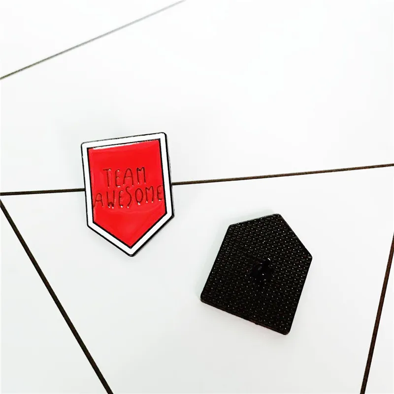 XEDZ Новая мода классическая синяя красная буква значок брошь команда