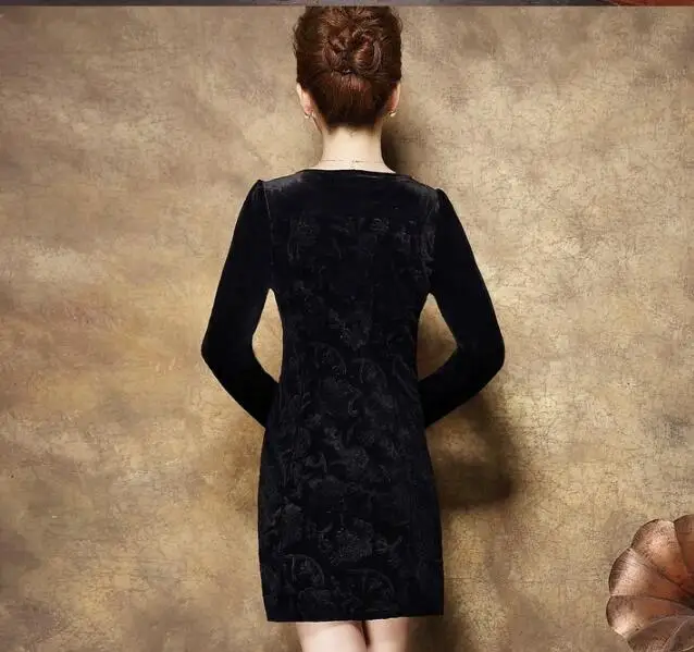 Бархатное мягкое облегающее платье с круглым вырезом винтажное осенне-зимнее