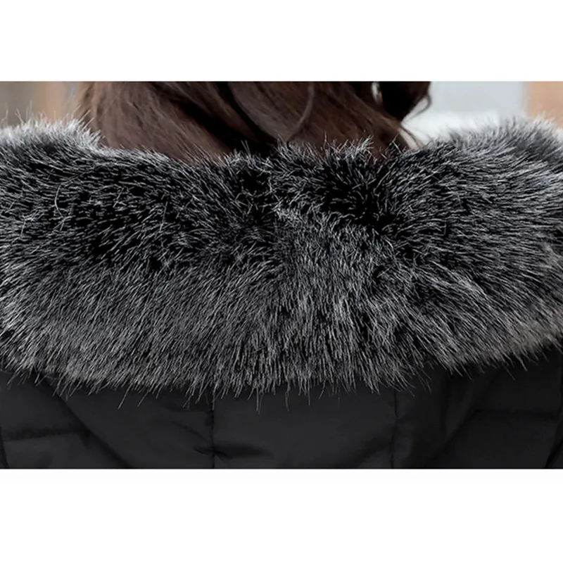 Женская зимняя куртка с капюшоном и меховым воротником на хлопковом наполнителе