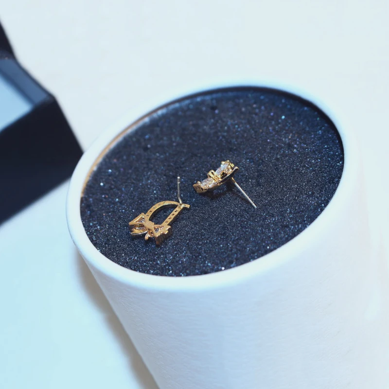 

2019 New Small Exquisite D Letters Crystal Stud Earrings for Women Brand Fashion Jewelry Bowknot Earrings For Women