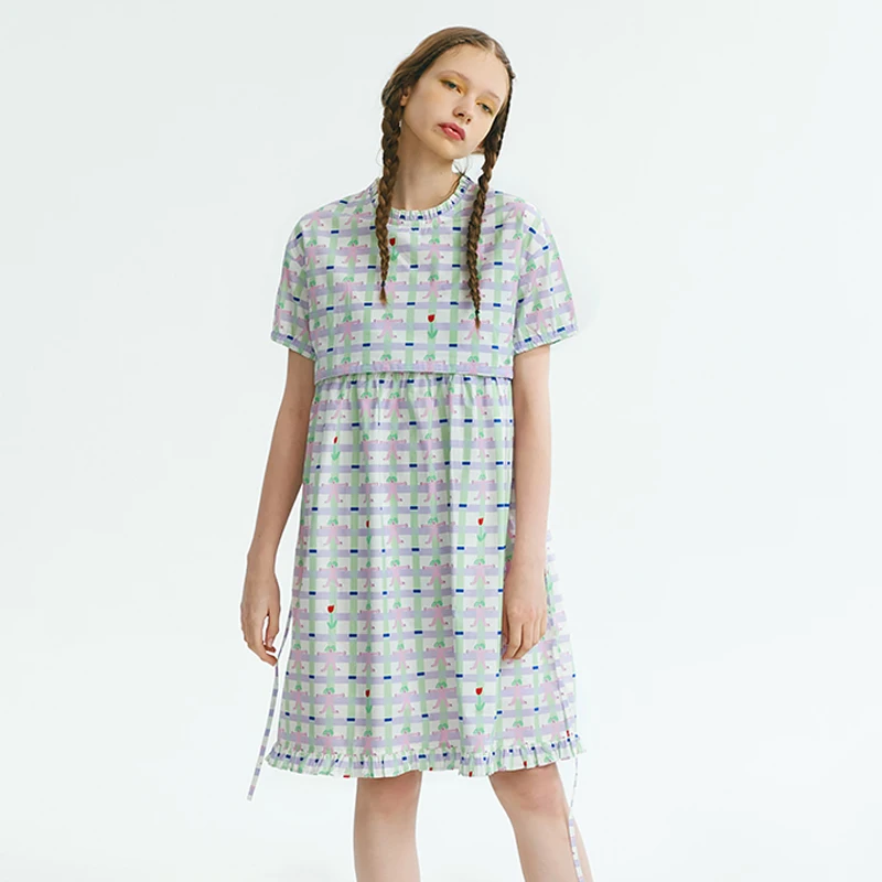 Свободное женское платье в клетку с коротким рукавом и круглым вырезом высокой