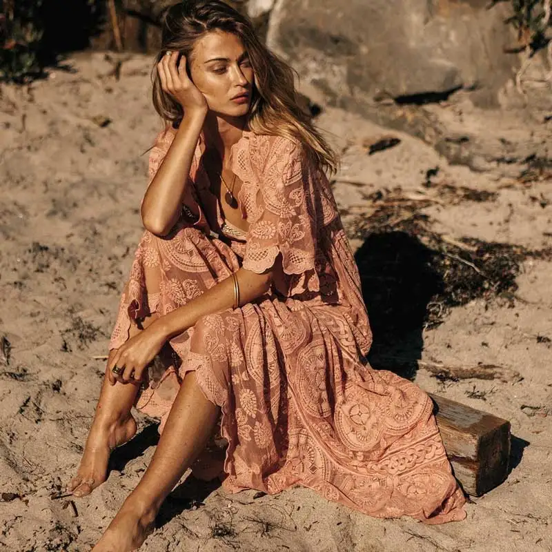 Длинное кружевное платье с v образным вырезом и завязками приталенное кимоно