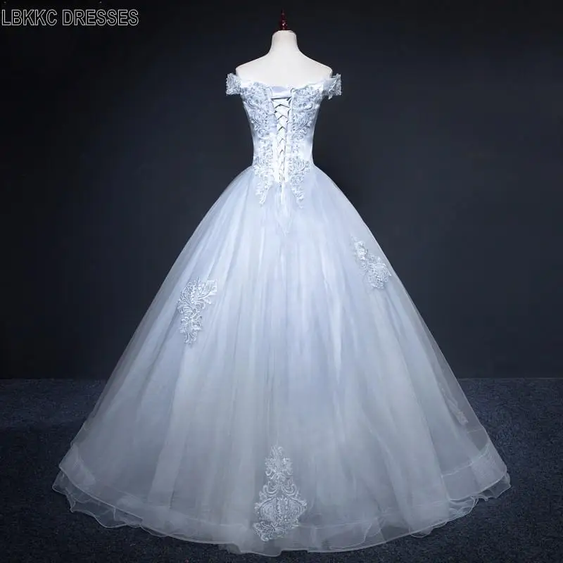 Светло серые кружевные платья для выпускного вечера с открытыми плечами бальное