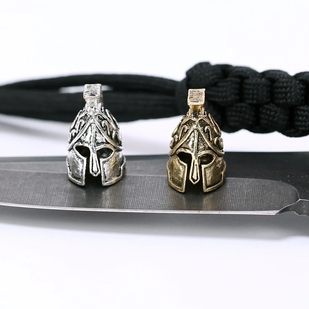 1 шт. бусы на веревочке и металлическими декоративными элементами в виде черепа