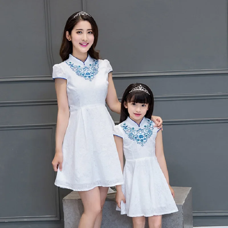 Платья для мамы и дочки комплект одинаковой одежды всей семьи винтажный