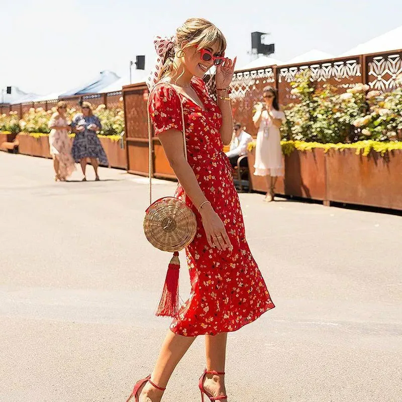 Милое красное платье с цветочным принтом летнее трапециевидной формы