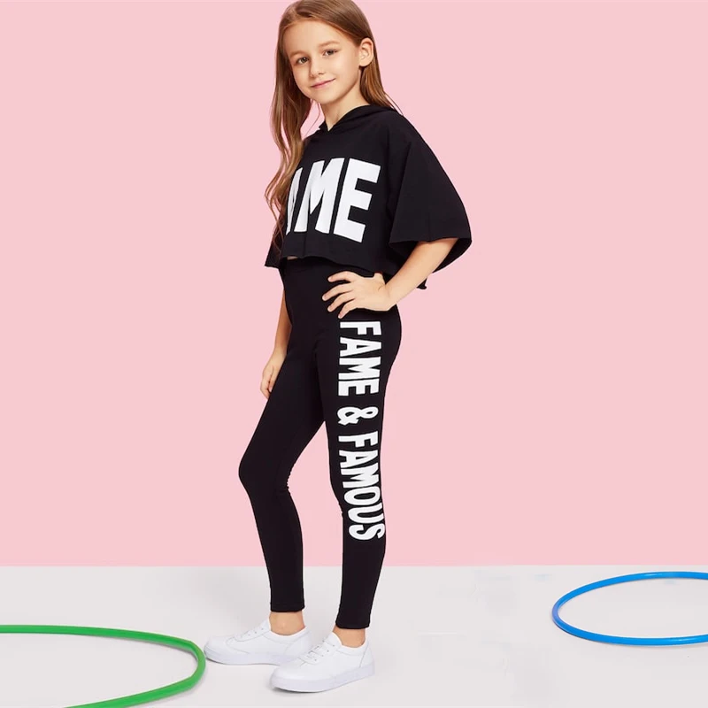 SHEIN/комплект из черного топа с капюшоном и буквенным принтом и штанов; Одежда для девочек; коллекция года; сезон весна; Модная одежда для активного отдыха; детская одежда с короткими рукавами