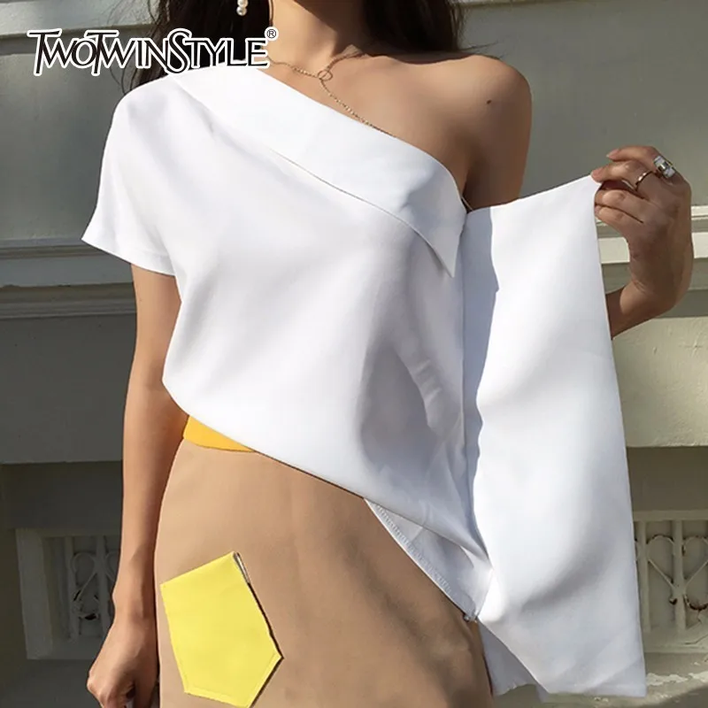 Женская Асимметричная футболка TWOTWINSTYLE короткий пуловер с открытыми плечами