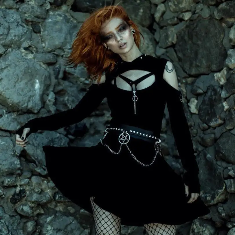 Женское платье с капюшоном Goth черное Плиссированное мини открытыми плечами