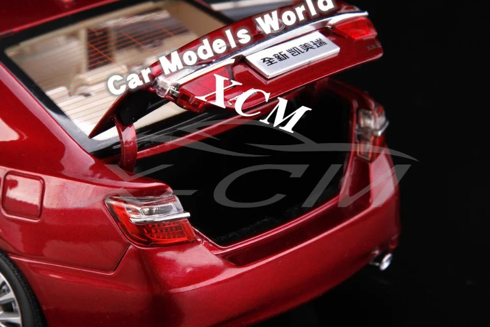 Литая модель автомобиля для всех новых Camry 2015 1:18 (красный) + маленький подарок! |