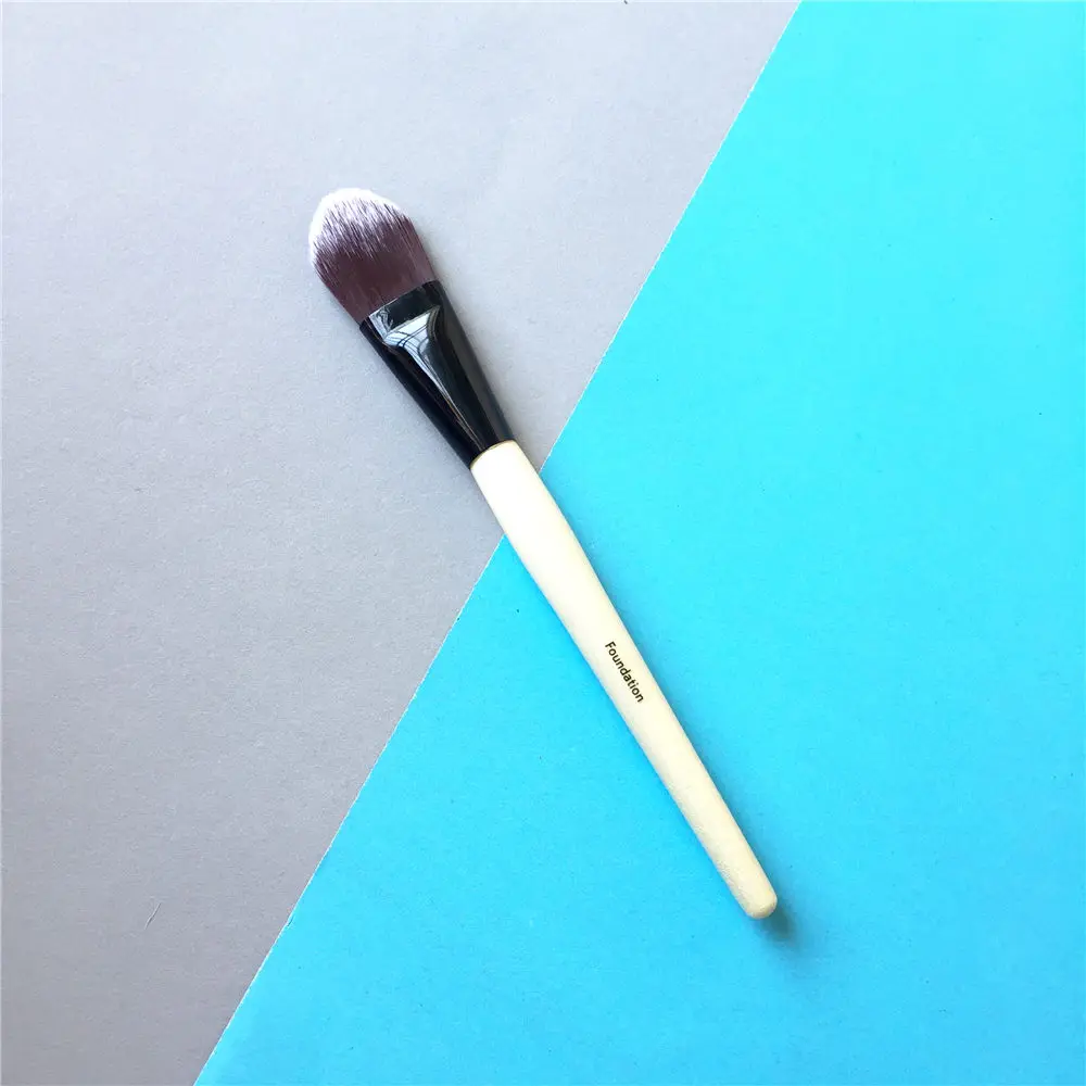 Bd beauty Кисть для основы с деревянной ручкой-весло в форме безупречной отделки