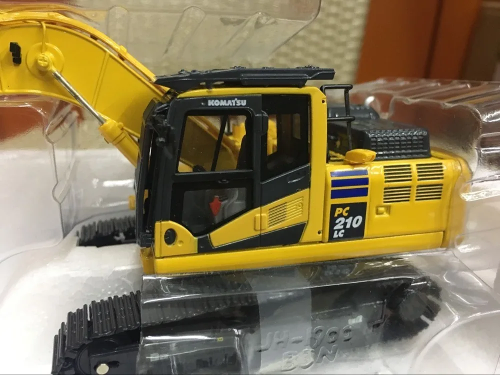 Коллекционная литая под давлением масштабная модель копия 1:50 Komatsu PC210LC-11