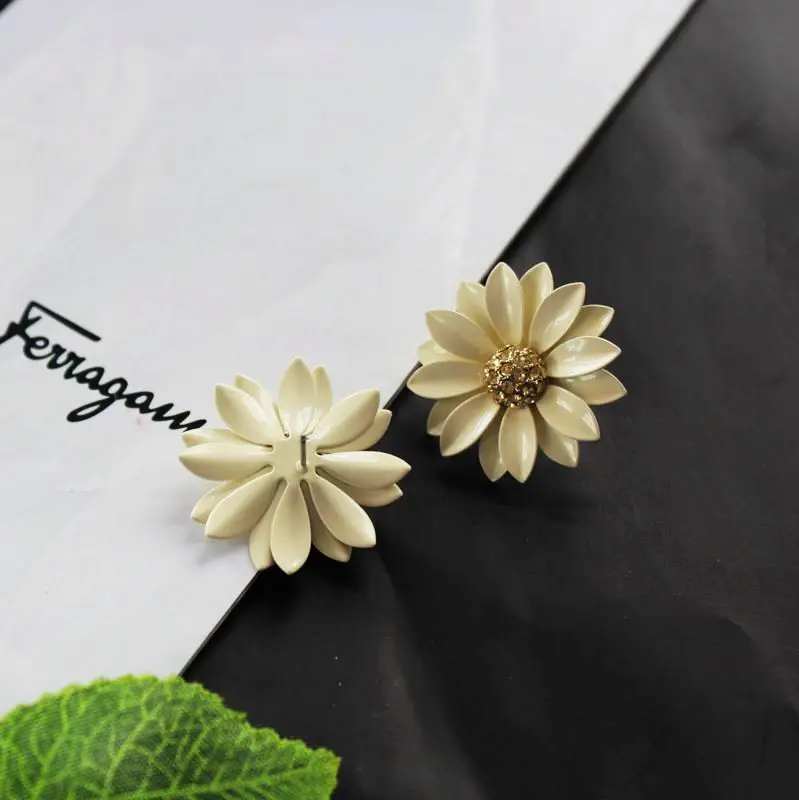 Новинка осени 2018 серьги гвоздики с кристаллами и лакированными лепестками