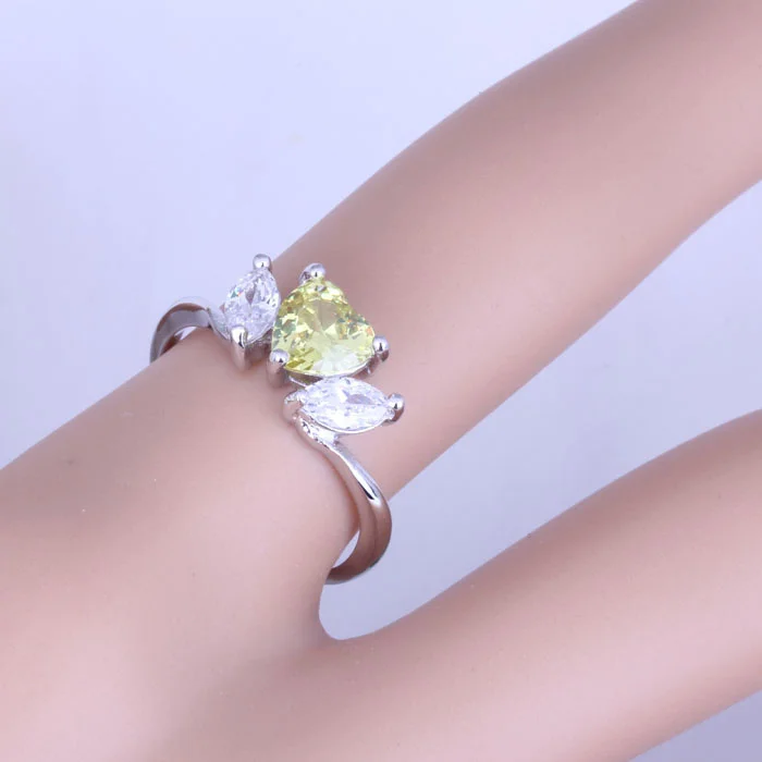 Женское кольцо с маленьким сердцем серебристое блестящим желтым и белым