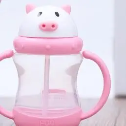 Детские дети милые кубок учатся кормление питьевой воды соломой обрабатывать