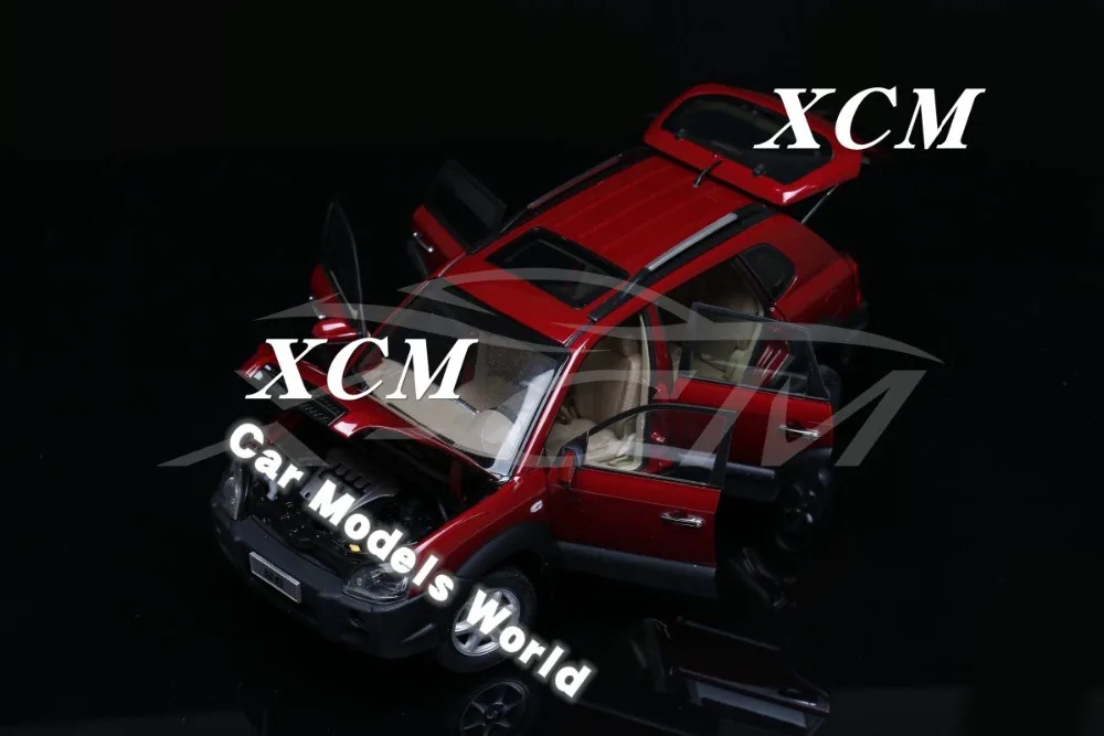 Модель литая автомобиля для старого внедорожника Tucson 1:18 (красный) сломанная