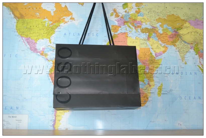 

Black paper bag with handles handle shopping bag, suggest to ship by sea, please contact us before placing order.