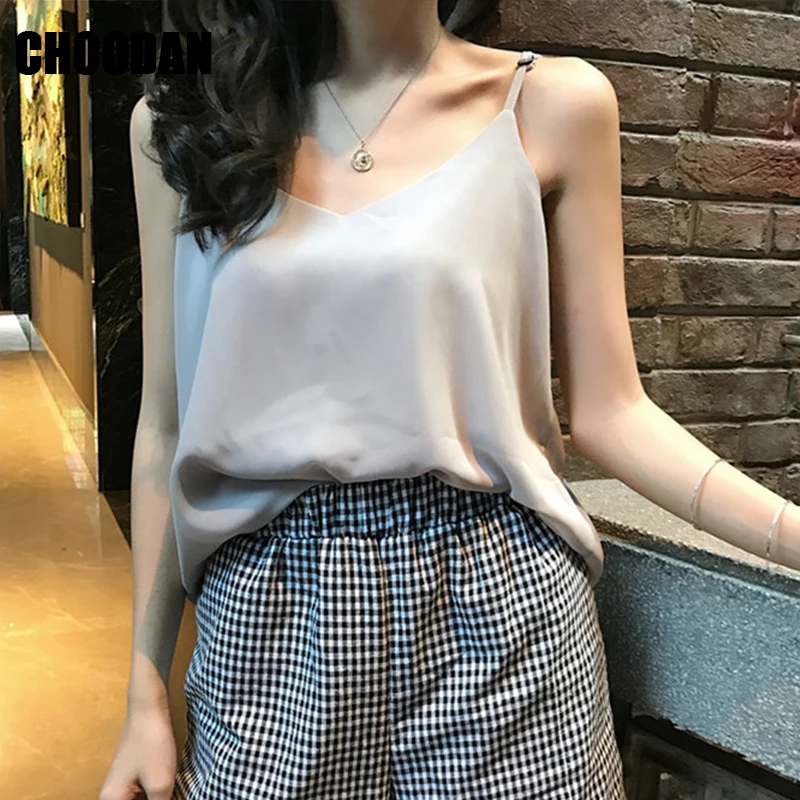 Рубашка женская летняя с треугольным вырезом без рукавов цветочным