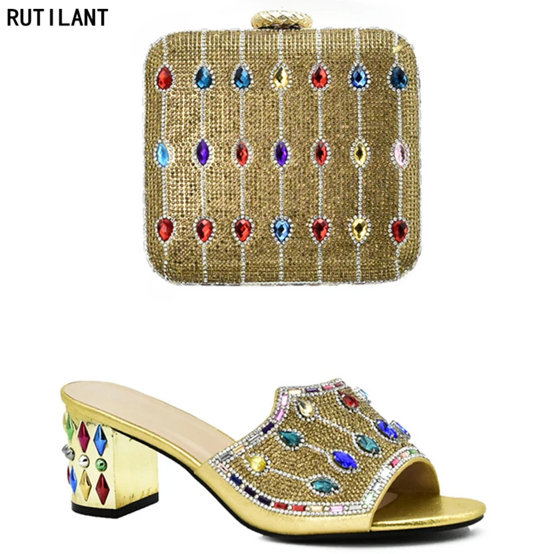 Комплект из итальянских туфель и сумочки золотистого цвета украшенные стразами