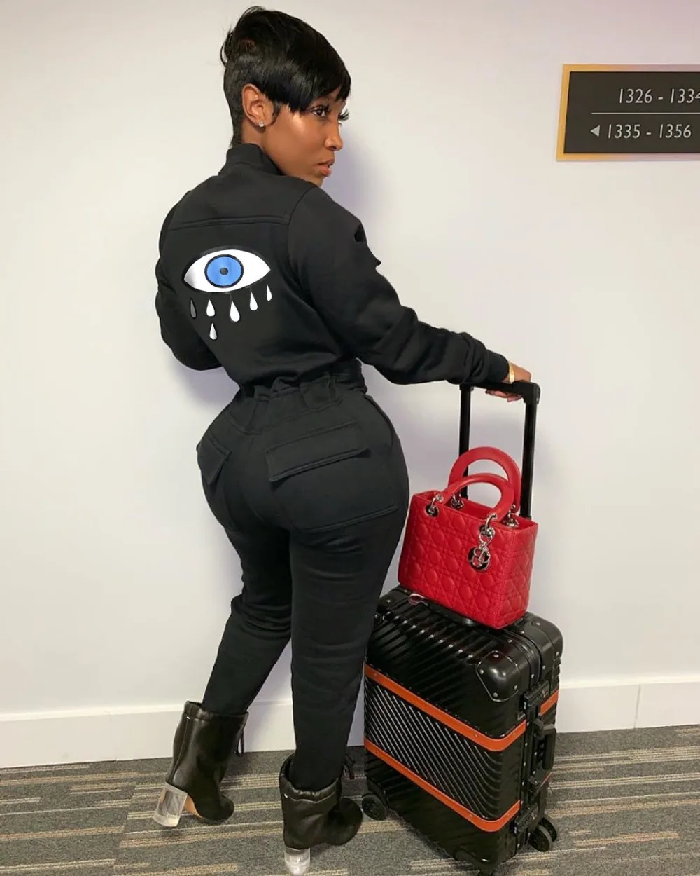 Боди женское облегающее однобортное с длинным рукавом и V-образным вырезом |