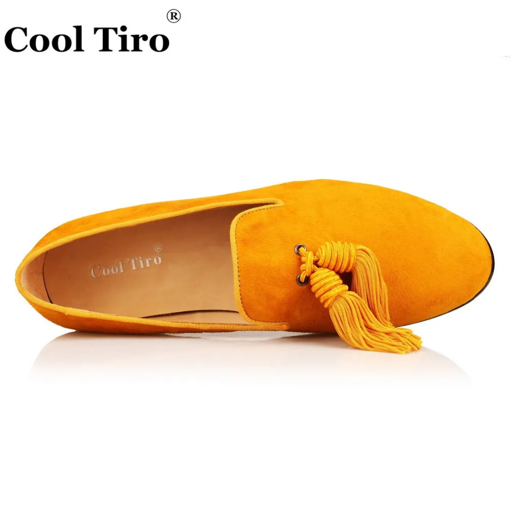 Мужские замшевые мокасины с бахромой золотистые слипоны на плоской подошве |