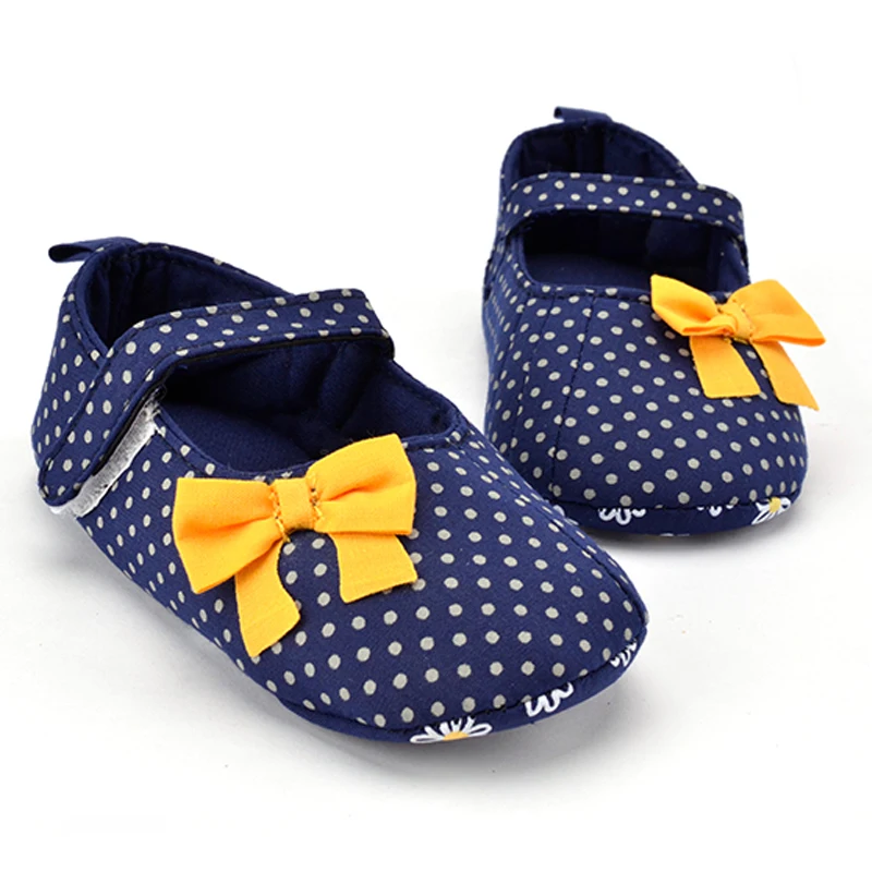 Обувь в горошек с желтым бантом-бабочкой для новорожденных девочек нескользящая