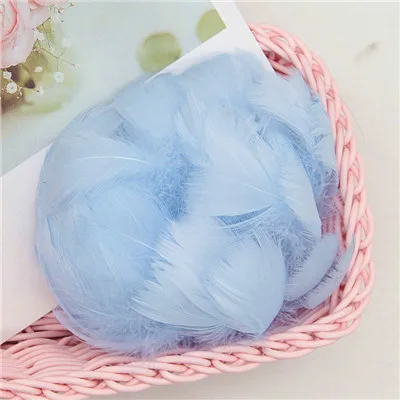 light sky blue Натуральный Plumes1-2 дюймов 4-8 см Bloodfang гусиные перья для украшение ручной работы изготовление свадебной вечеринки декор аксессуары 100 шт - Цвет: light sky blue