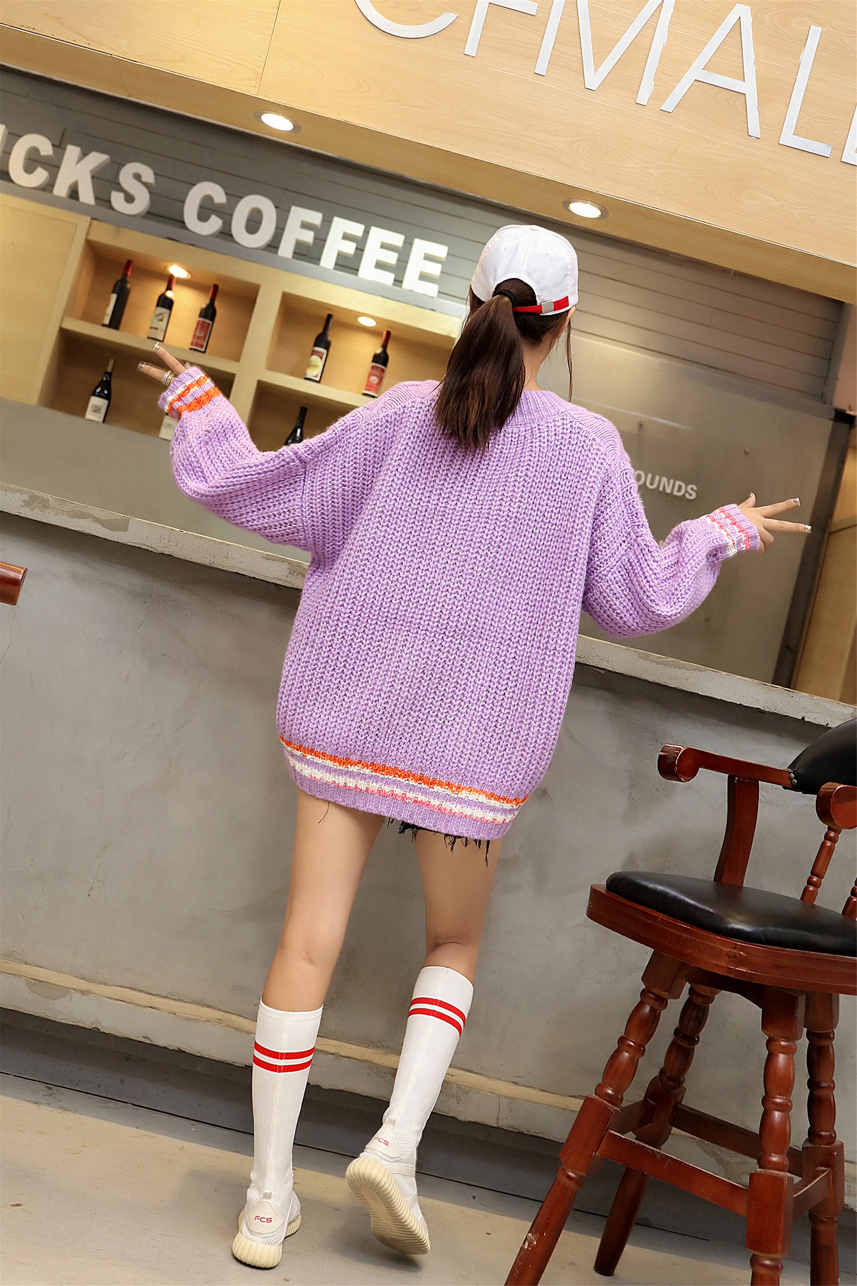 Thai Tide brand Lazy Wind Sweater Women's Long Sleeve 2018 Autumn New Contrast Color V-neck Loose Drop Shoulder Turtleneck Top | Женская
