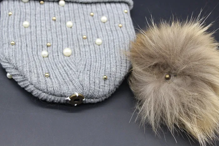 Вязаные шапочки с жемчугом женская шапка большими помпонами из меха енота