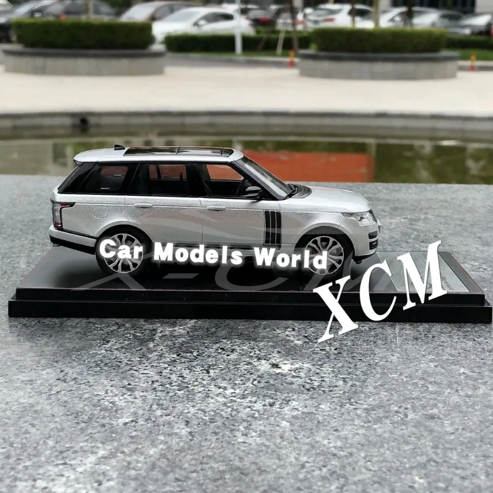 Литая под давлением модель автомобиля для ЖК моделей 1:43 (серебристый) + маленький