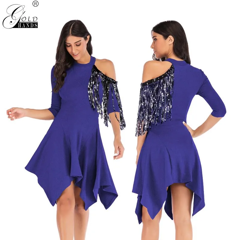 Женское платье с открытыми плечами и кисточками золотистого цвета на весну лето