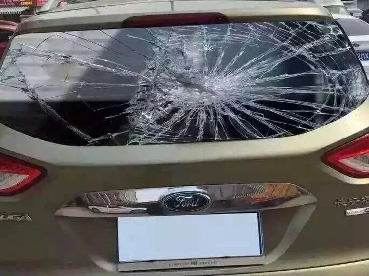 Левая сторона автомобиля наклейки автомобильное окно после теракта автомобиль высокий луч странное стекло перспектива дьявол после дальнего света за вами
