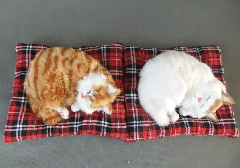 

Игрушечная кошка из полиэтилена и пуха, 18x13 см
