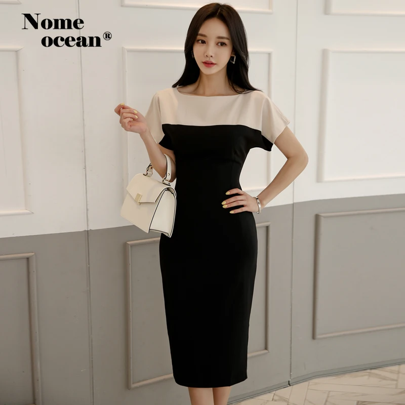 Женское офисное платье средней длины с коротким рукавом разноцветное облегающее