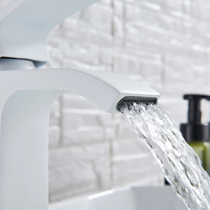 Белая раковина для ванной комнаты смеситель горячей и холодной воды