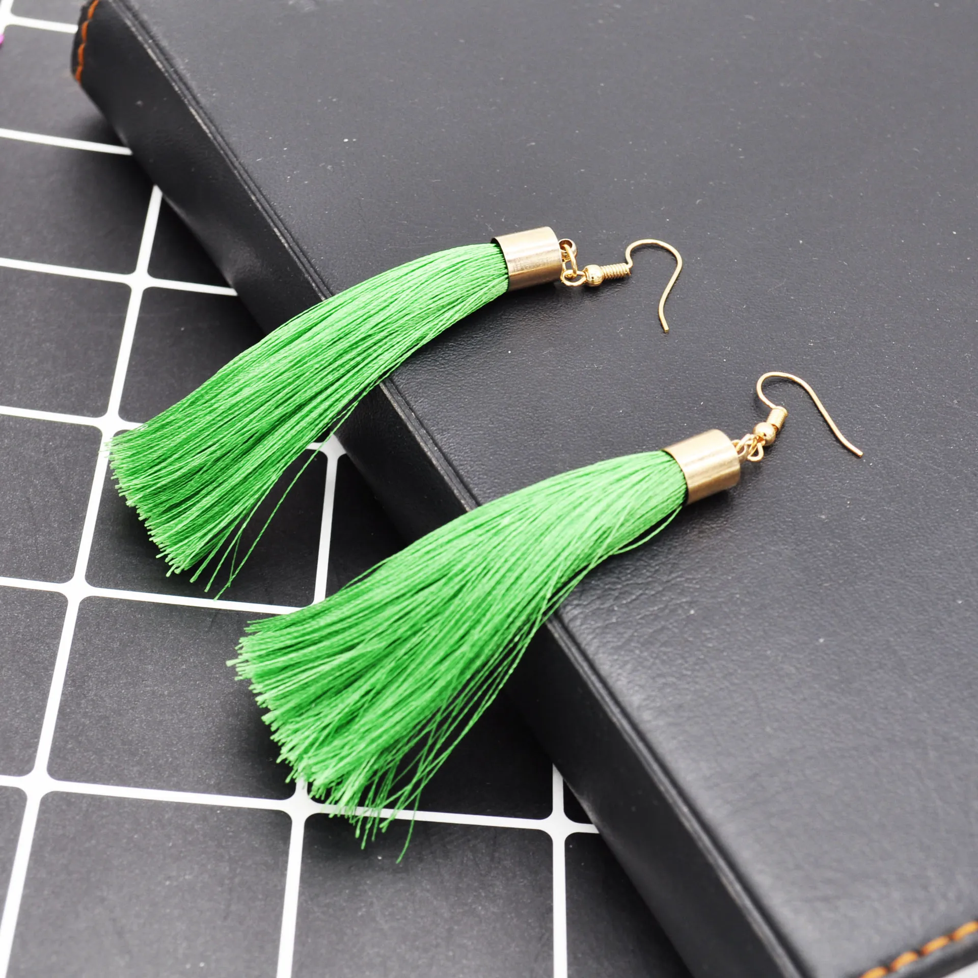 Модные богемные длинные серьги с кисточками черные белые красные шелковая ткань