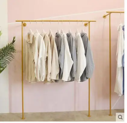 Напольная витрина на верхней стене магазина одежды специальная вешалка для