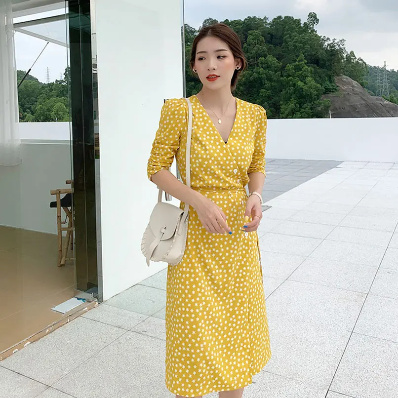 Женское платье с рукавами фонариками белое на пуговицах цветочным принтом лето