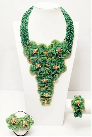 Массивное ожерелье серьги и браслет с нагрудником в виде цветов великолепный