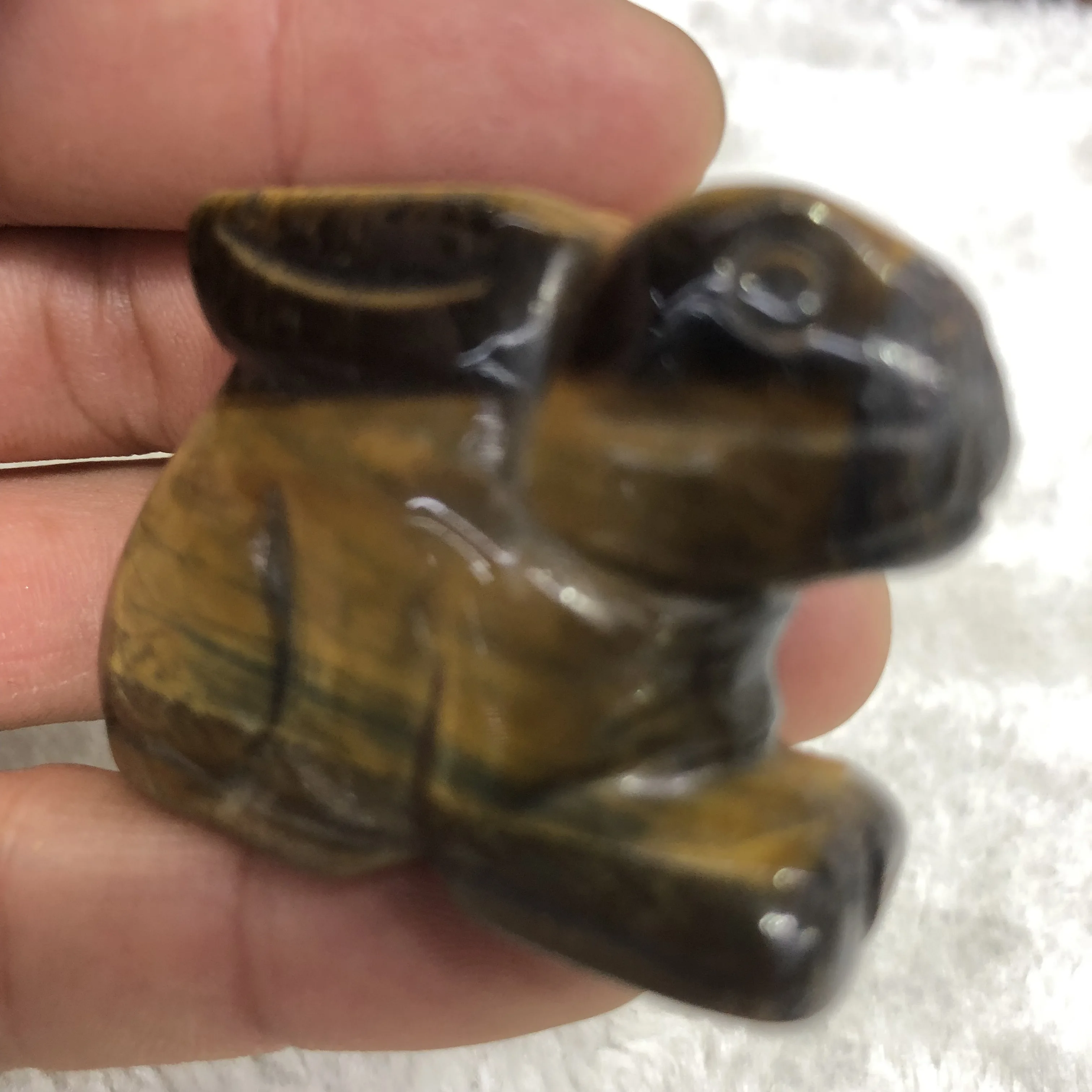 

Natural tiger eye stone carving quartz crystal rabbit solid chemotherapy recovery