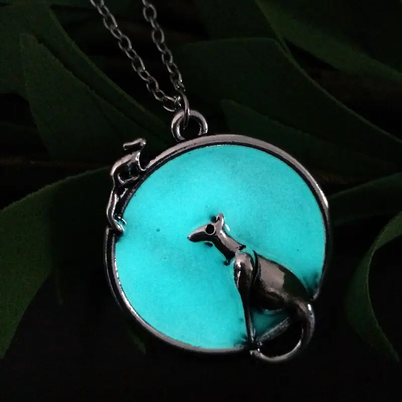 Модное светящееся ожерелье кошка сидит перед луной лунный свет светится в