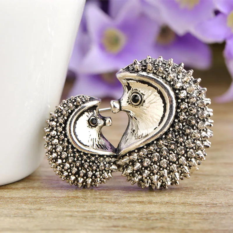 Blucome оптовая продажа двойной любовь Ежик насекомое Брошь для женщин плечо платье