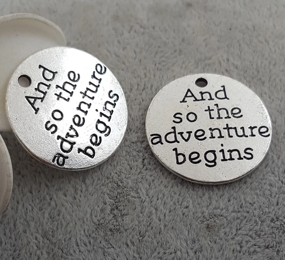 

20 шт./лот 25 мм старинный серебряный цвет металлический сплав надпись и так приключение начинается очарование кулон для браслета DIY ювелирны...