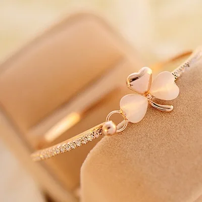 

South Korea exquisite luxury small fragrant peach Bracelet Korean clover Bracelet opal bracelet wholesale